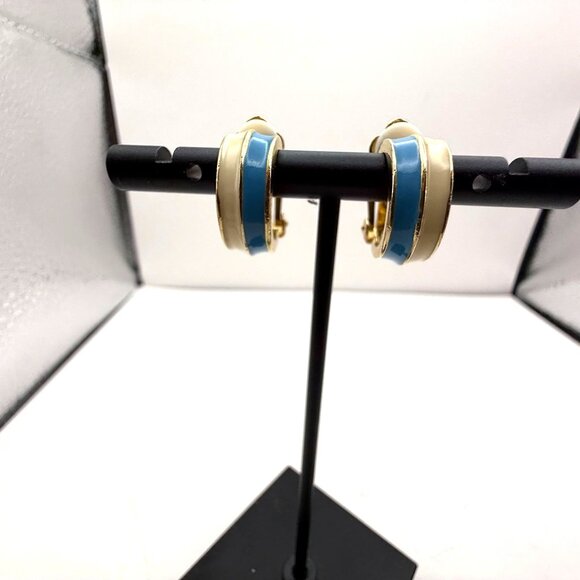 Vintage Gold Tone Blue & Cream Enamel Clip-On Hoop Earrings Fashion Jewelry - Picture 1 of 7